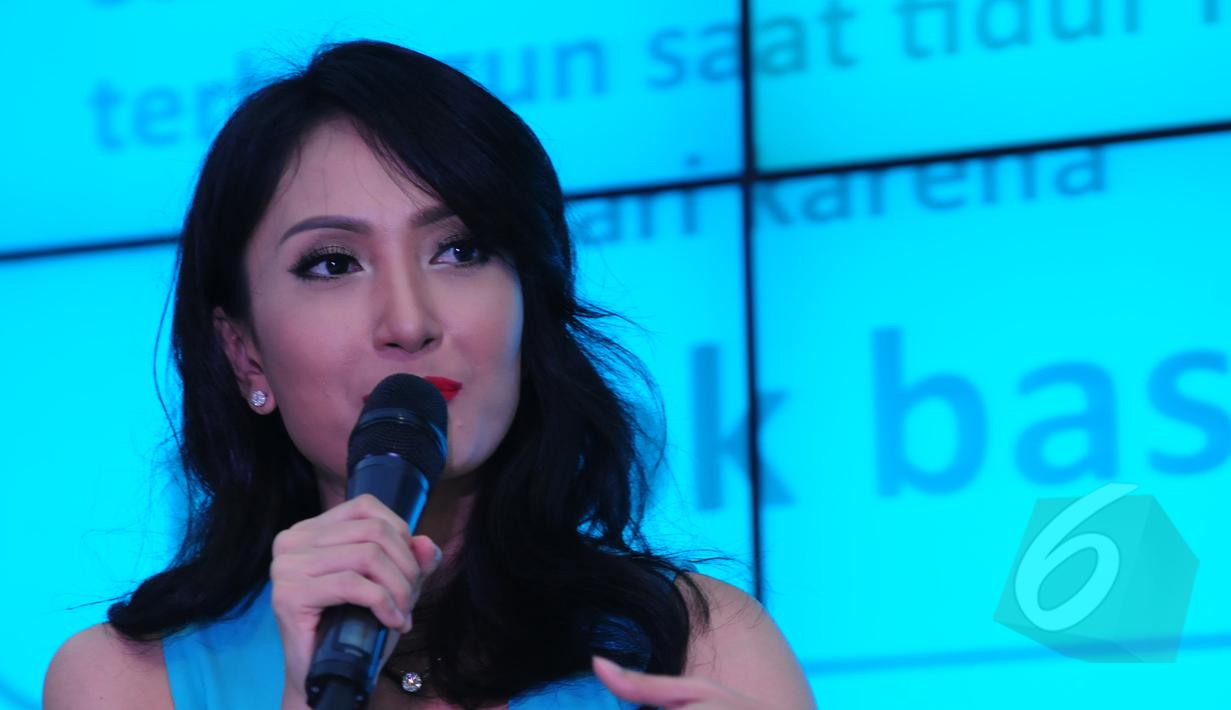 Seusai mengemban tugasnya sebagai Putri Indonesia, Artika Sari Devi dikenal luas sebagai seorang pemain film dan presenter. Foto diambil pada Selasa (19/5/2015). (Liputan6.com/Faisal R Syam)