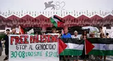 Sekelompok orang berunjuk rasa menyerukan aksi protes untuk mendukung rakyat Palestina, menjelang upacara pembukaan Festival Film Venesia ke-82 di Venesia Lido pada tanggal 27 Agustus 2025. (Tiziana FABI/AFP)