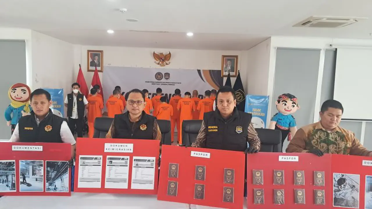Imigrasi Jakarta Utara tangkap 14 WNA China yang bekerja jadi buruh kasar di Indonesia