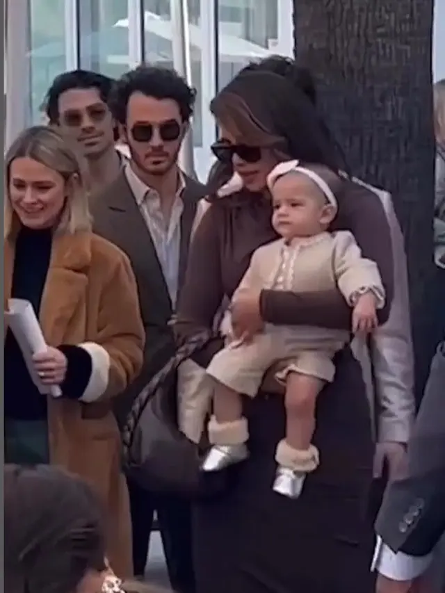 Priyanka Chopra tunjukkan wajah putrinya, Malti, ke dunia. (Foto: Instagram/mackennaluvsjonas93)