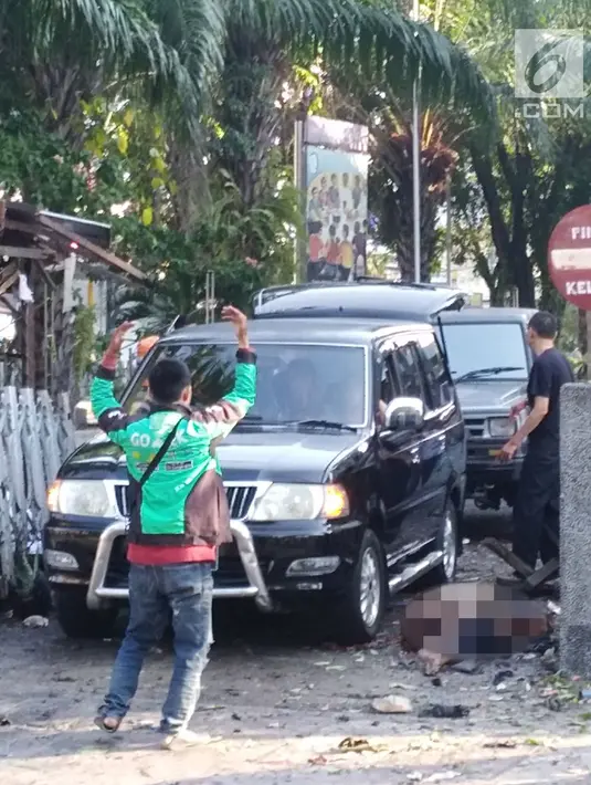 Sejumlah mobil meninggalkan lokasi ledakan di Gereja Katolik Santa Maria, Gubeng, Surabaya, Minggu (13/5). Ledakan terjadi pukul 07.19  (Liptan6.com/Istimewa)