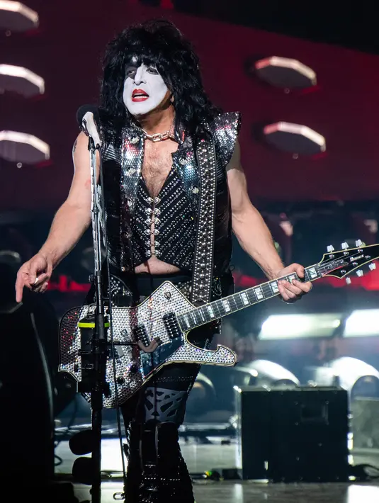 Penampilan gitaris band heavy metal KISS, Paul Stanley dalam tur dunia bertajuk 'End of the Road' di Riverbend Music Center, Cincinnati, Ohio, Amerika Serikat, Kamis (29/8/2019). KISS menggebrak panggung Riverbend Music Center dalam tur perpisahan band tersebut. (Photo by Amy Harris/Invision/AP)