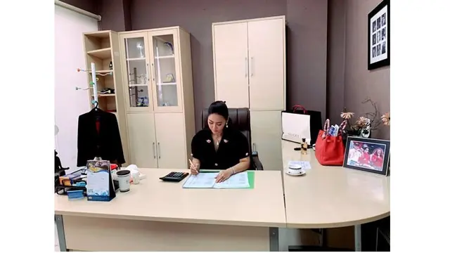 Bergaya minimalis, kantor inul begitu nyaman dan rapi.