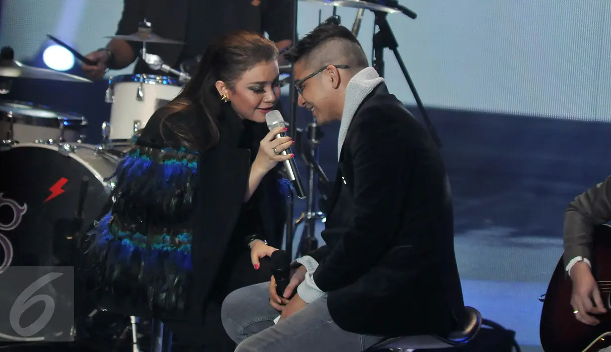 Wakil Walikota Palu, Sigit Purnomo alias Pasha bersama Rossa di panggung SCTV Music Awards 2016 di Jakarta, Kamis (28/4). Pasha memberikan kejutan dengan secara tiba-tiba tampil ditengah penampilan Ungu bersama Charly Van Houten (Liputan6.com/Johan Tallo)