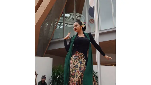 Potret Ariel Tatum dalam Balutan Kebaya (Sumber: Instagram/arieltatum)