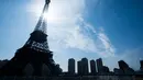 Replika Menara Eiffel yang dibangun di Tianducheng, pinggiran Hangzhou, China, 26 Januari 2016. Daerah berjuluk Paris kecil ini menyuguhkan berbagai destinasi wisata seperti menara Eiffel, Arc de Triomphe dan vila bergaya Eropa (AFP PHOTO/Johannes EISELE)