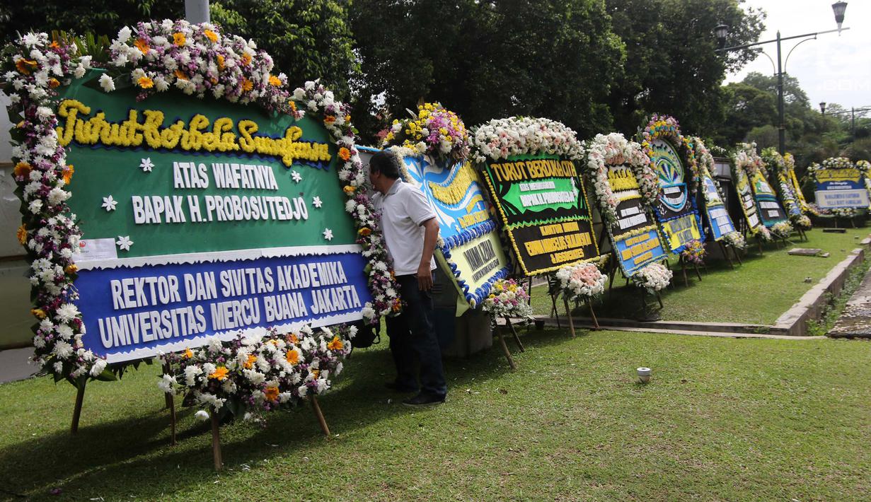 Penampakan karangan bunga ucapan duka cita untuk Probosutedjo yang dipajang di Jalan Diponegoro, Jakarta, Senin (26/3). Probosutedjo meninggal dunia pada usia 87 tahun. (Liputan6.com/Arya Manggala)