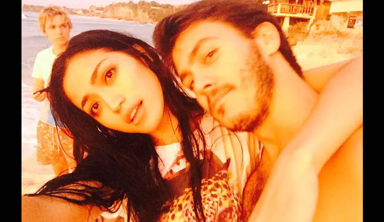 Di foto lainnya, Jessica Iskandar merangkul Ludwig yang tampak bertelanjang dada. (twitter.com/LudwigEbgraf)
