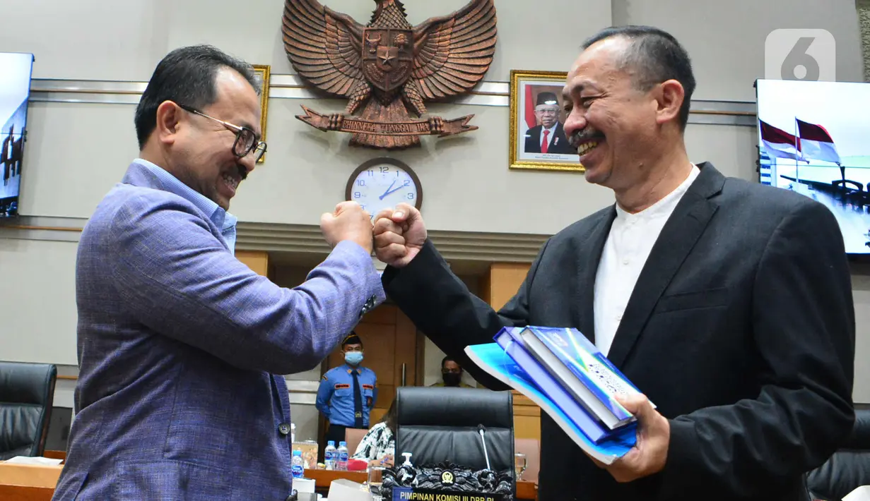 Wakil Ketua Komisi III DPR RI, Pangeran Khairul Saleh (kiri) bersama Ketua Komnas HAM Ahmad Taufan Damanik berjabat tangan sebelum Rapat Dengar Pendapat (RDP) dengan Komisi III di Kompleks Parlemen, Senayan, Jakarta, Selasa (6/4/2021).  (Liputan6.com/Angga Yuniar)