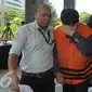 Karyawan PT Agung Podomoro Land (APL), Trinanda Prihantoro berjalan saat akan menjalani pemeriksaan di gedung KPK, Jakarta, Sabtu (4/4/2016). (Liputan6.com/Helmi Afandi)