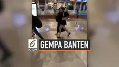 Getaran gempa magnitudo 7,4 terasa di Bandara Internasional Soekarno Hatta, Tangerang. Para pengguna jasa dan pengelola Bandara Soekarno-Hatta tampak panik berhamburan.