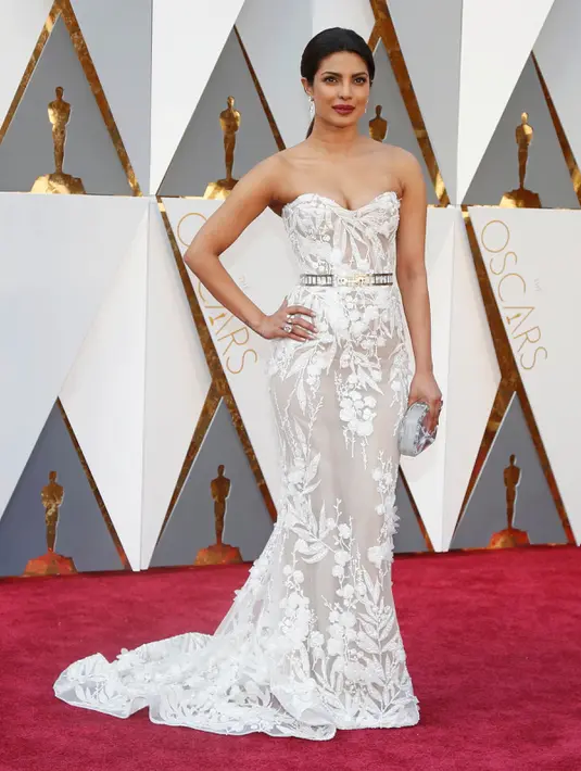 Aktris Priyanka Chopra tampil sangat elegan dan cantik di red carpet Oscar 2016 dalam balutan gaun strapless transparan berwarna putih rancangan Zuhair Murad di Hollywood & Highland Center, Hollywood, California, Minggu (28/2). (REUTERS/Lucy Nicholson)