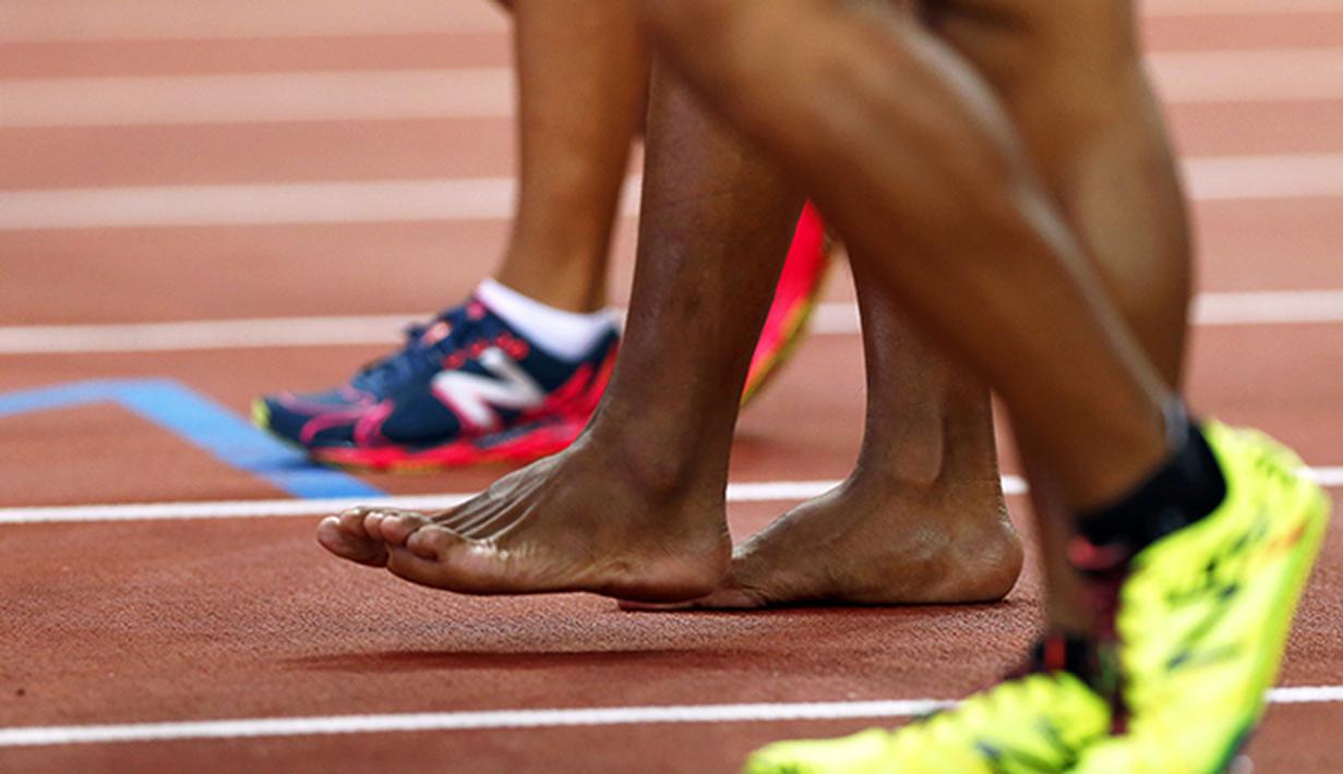 Atlet puteri Myanmar (tengah) tampil di final nomor lari 10.000 meter SEA Games 2015 tanpa mengenakan sepatu. (EPA/Lyn Bo Bo) 