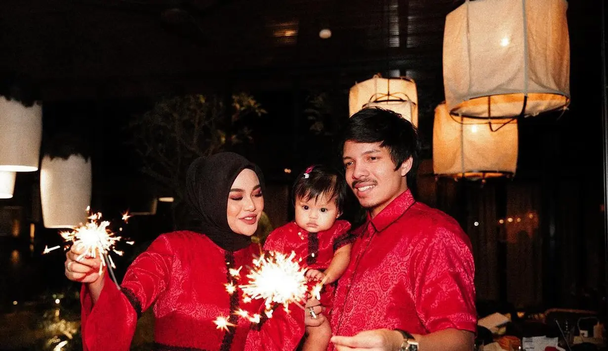 Tampil kompak serba merah, gaya keluarga Atta-Aurel berikut ini bisa jadi inspirasi OOTD pesta. @aurelie.hermansyah.