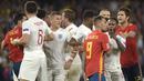 Para pemain Inggris bersitegang dengan pemain Spanyol pada laga UEFA Nations League di Stadion Benito Villamarin, Sevilla, Senin (15/10). Spanyol kalah 2-3 dari Inggris. (AFP/Jorge Guerrero)