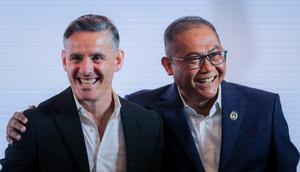 Pelatih Timnas Indonesia, John Herdman, bersama Ketua Badan Tim Nasional (BTN) Sumardji tampak akrab saat acara perkenalan pelatih baru Timnas Indonesia di Hotel Mulia Senayan, Jakarta, Selasa pagi (13/1/2026). (Bola.com/Bagaskara Lazuardi)