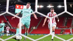 Pemain Brighton and Hove Albion Evan Ferguson (kiri) mencetak gol ke gawang Stoke City pada pertandingan sepak bola putaran kelima Piala FA di Stadion bet365, Stoke on Trent, Inggris, 28 Februari 2023. Brighton and Hove Albion mengalahkan Stoke City dengan skor 1-0. (Oli SCARFF/AFP)
