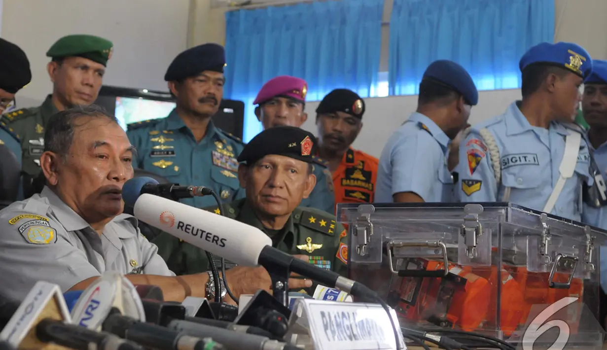 Ketua KNKT Tatang Kurniadi (kiri) memberikan keterangan mengenai penemuan FDR (Flight Data Recorder), Lanud Iskandar, Pangkalan Bun, Kalteng, Senin (12/01/2015). (Liputan6.com/Andrian M Tunay)