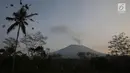 Asap putih dari kawah Gunung Agung terlihat di Karangasem, Bali, Rabu (6/12). Pusat Vulkanologi dan Mitigasi Bencana Geologi meminta masyarakat tidak melakukan aktivitas di Kawasan Rawan Bencana III yang telah ditentukan. (Liputan6.com/Immanuel Antonius)