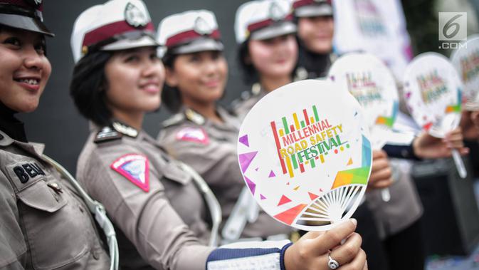 Sejumlah Polwan berpose saat mengikuti kegiatan Millenial Road Safety Festival' di Bundaran HI, Jakarta, Minggu (20/1). Kegiatan ini yang secara spesifik ditujukan pada kelompok millennial berusia 17-35 tahun. (Liputan6.com/Faizal Fanani)