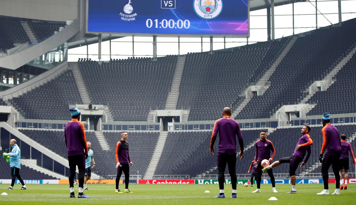 Suasana saat para pemain Manchester City berlatih jelang menghadapi Tottenham Hotspur pada leg pertama perempat final Liga Champions di Stadion Tottenham Hotspur, London, Inggris, Senin (8/4). (Reuters/John Sibley)