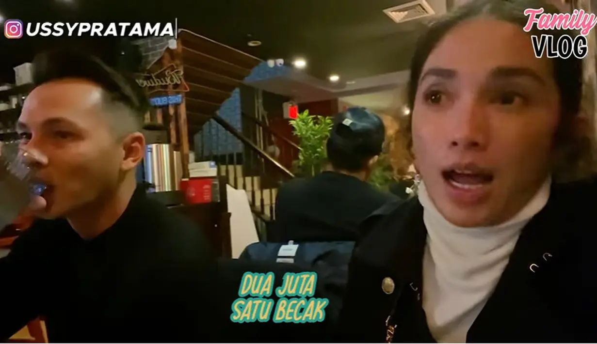 "Setelah kita naik becak, bukan 100 dollar ternyata. Ternyata satu becaknya dua juta. Dua becak berarti 4 juta. 4 juta naik becak. Kalau di Indonesia naik becak 4 juta udah bisa sampai...," kata Ussy yang kembali ketawa tak melanjutkan omongannya. (Youtube/Ussy Andhika Official)