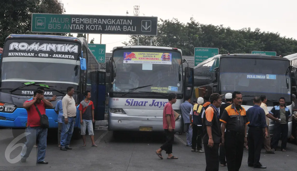 Tampak aktivitas padat menjelang lebaran di terminal Pulogadung, Jakarta, Jumat (10/7/15). Pada H -7, terminal Polugadung tercatat memberangkatkan sebanyak 521 penumpang dan bus yang diberangkatkan sekitar 118 bus. (Liputan6.com/Herman Zakharia)