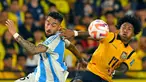 Penyerang Argentina, Nicolas Gonzalez (kiri) berebut bola dengan dan bek Ekuador, Angelo Preciado selama pertandingan kualifikasi Piala Dunia FIFA 2026 zona Amerika Selatan di Stadion Monumental Banco Pichincha di Guayaquil, Ekuador, pada Selasa 9 September 2025 waktu setempat atau Rabu (10/9/2025) pagi WIB. (Rodrigo BUENDIA/AFP)