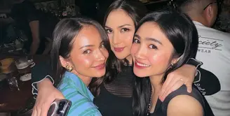 Enzy Storia, Jessica Mila, dan Febby Rastanty akhirnya berkumpul bersama, walaupun tanpa kehadiran Yuki Kato di tengah-tengah mereka. [Foto: Instagram/febbyrastanty]