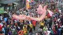 Arak-arakan atraksi liong perayaan Cap Go Meh melewati Jalan Suryakencana, Bogor, Jawa Barat, Selasa (19/2). Selain atraksi liong, perayaan ini juga dimeriahkan dengan serangkaian acara seni dan budaya. (Merdeka.com/Arie Basuki)