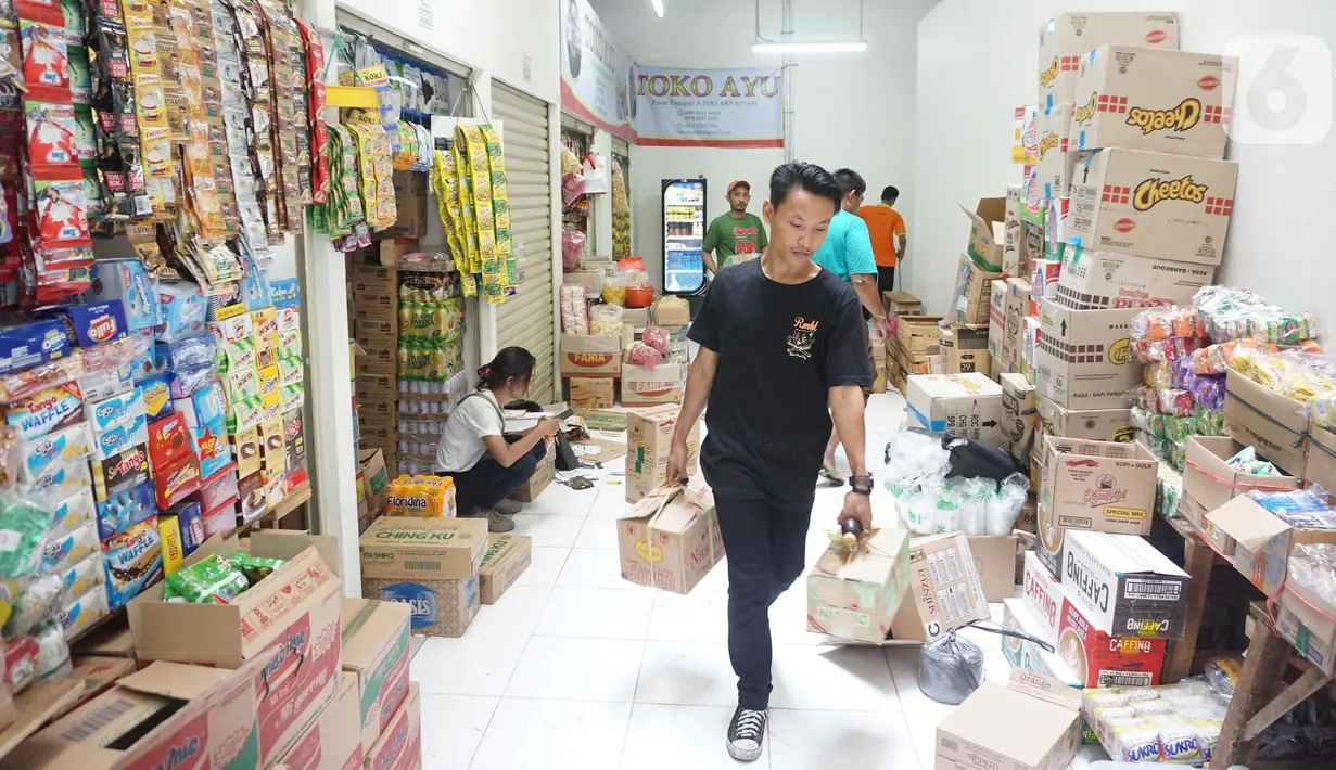Aktivitas pedagang pasar di Jakarta, Senin (28/10/2019). Badan Pusat Statistik (BPS) Provinsi DKI Jakarta mencatat sebagian harga komoditi di Jakarta mengalami penurunan yang menyebabkan deflasi sebesar 0,04 persen selama September 2019. (Liputan6.com/Angga Yuniar)