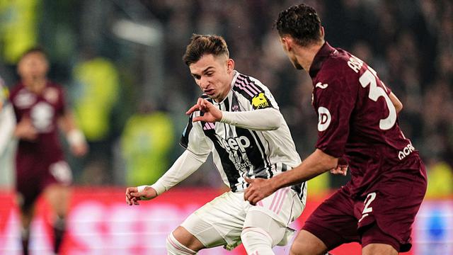 Pemain Juventus, Francisco Conceicao (kiri), berebut bola dengan pemain Torino, Kristjan Asllani