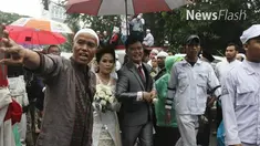 Kondisi jalan yang padat oleh lautan massa, membuat sebagian massa aksi 112 berinisiatif mengawal dan memberi jalan kepada rombongan pengantin yang akan menikah di gereja Katedral