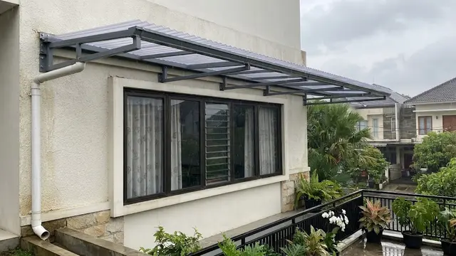 Desain kanopi di luar jendela kamar anti-tampias untuk cegah bocor di musim hujan model memanjang untuk jendela lebar