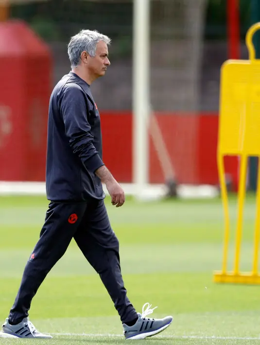 Pelatih MU, Jose Mourinho menghadiri saat sesi latihan di AON Training Complex di Carrington, Inggris, Selasa (23/5). Partai final Liga Eropa 2016-2017 akan digelar di Friends Arena, Stockholm, pada 25 Mei 2017 dini hari WIB. (Martin Rickett / PA via AP)