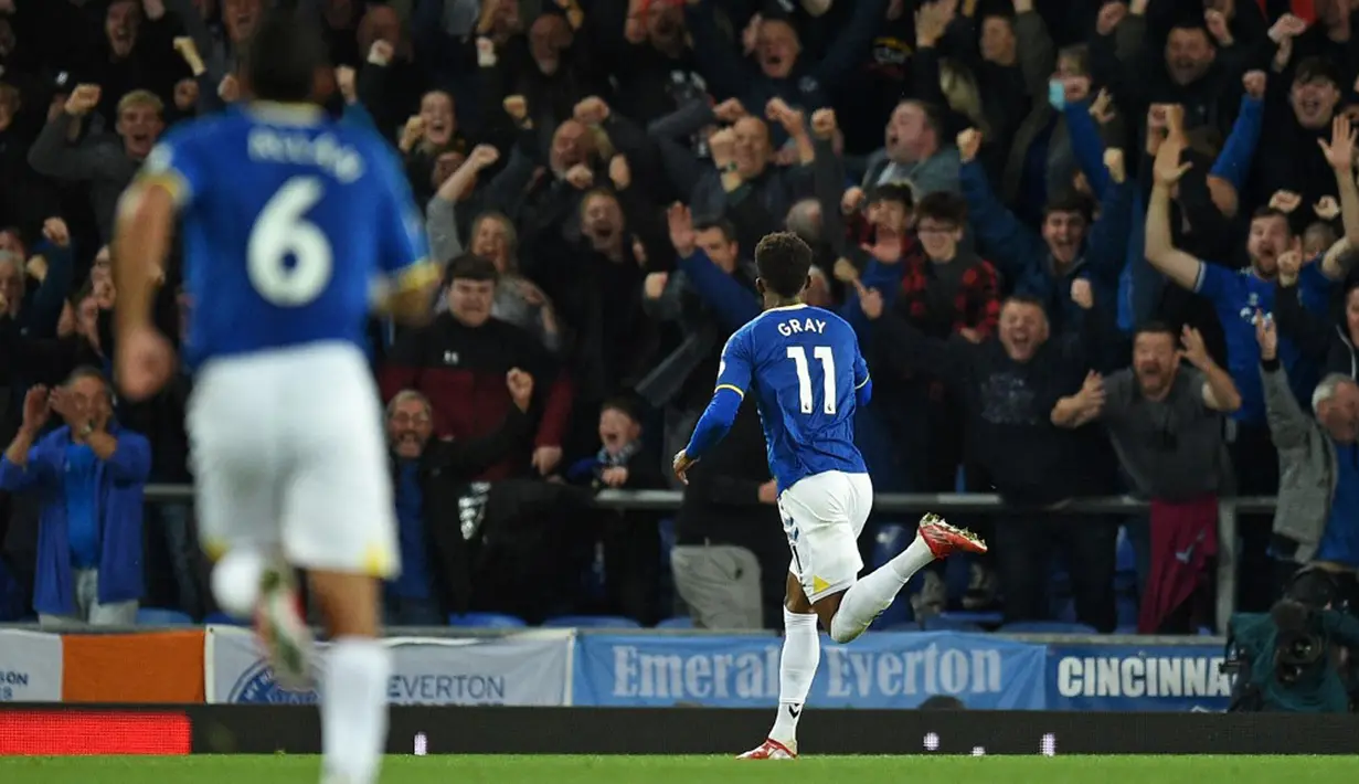 Pemain Everton Demarai Gray melakukan selebrasi usai mencetak gol ke gawang Burnley pada pertandingan Liga Inggris di Goodison Park, Liverpool, Inggris, 13 September 2021. Everton menang 3-1. (Oli SCARFF / AFP)