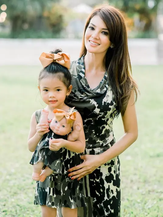 <p>Amaira yang biasa dipanggil Yaya ini bagaikan versi mini Farah Quinn ya dengan aneka koleksi baju kembaran mereka. (FOTO: instagram.com/farahquinnofficial/)</p>
