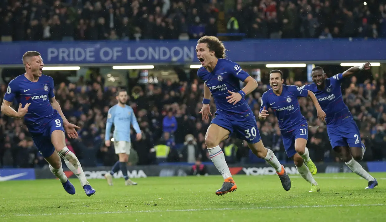 Bek Chelsea, David Luiz (tengah) berlari merayakan setelah mencetak gol kedua timnya selama pertandingan Liga Premier Inggris melawan Manchester City di Stamford Bridge di London (8/12). Chelsea menang 2-0 atas City. (AP Photo/Tim Ireland)