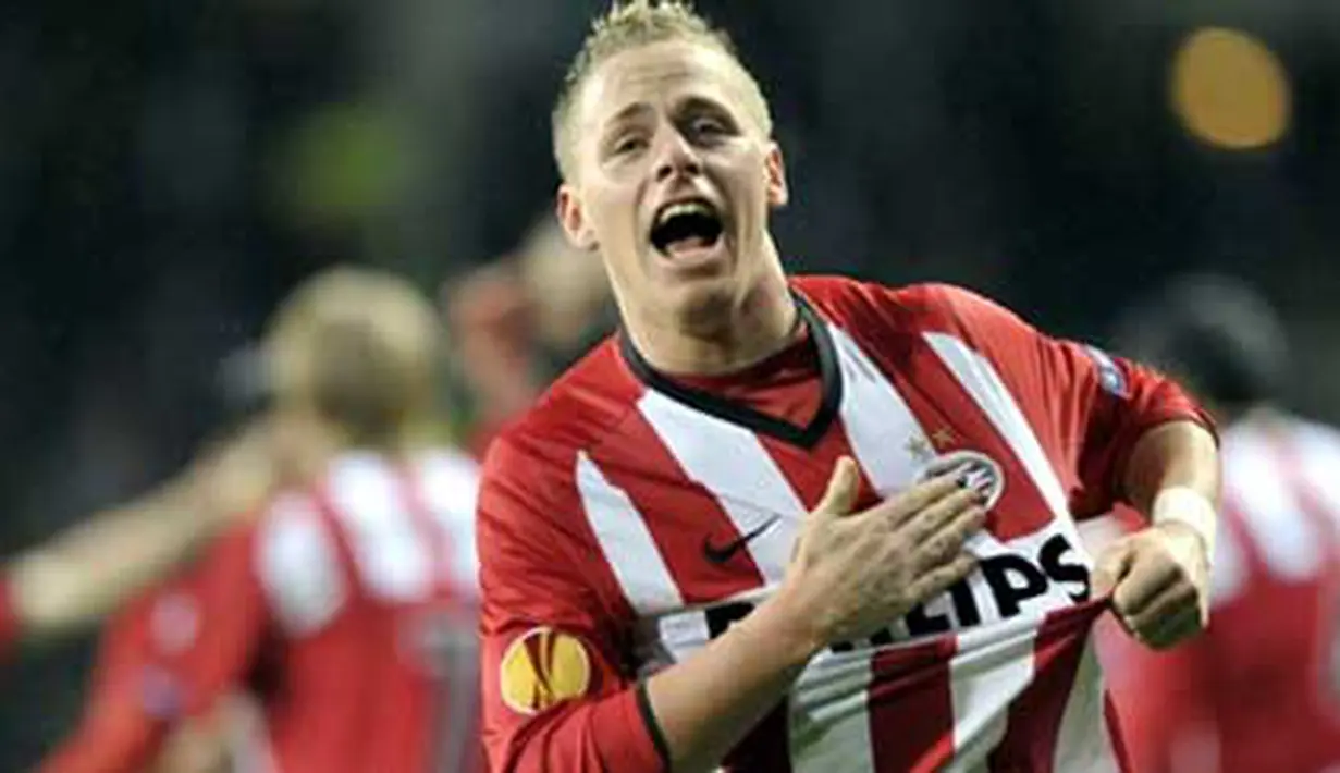 PSV Eindhoven's Balázs Dzsudzsák celebrates his 2-0 goal against Hamburger SV during their UEFA Europe League football match on February 25, 2010, in Eindhoven. AFP PHOTO/ ANP/ PAUL VREEKER