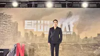 Song Seung Heon dalam konferensi pers drakor Black Knight. (Netflix)