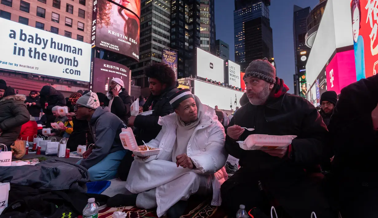Mereka berkumpul untuk berbuka puasa bersama serta melaksanakan salat Maghrib dan tarawih berjamaah. (Adam GRAY/AFP)