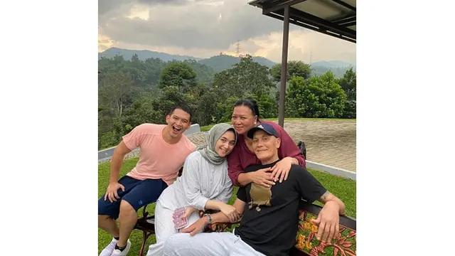 Mertua Ulang Tahun, Ini 6 Momen Kedekatan Rezky Aditya dengan Ibu Citra Kirana