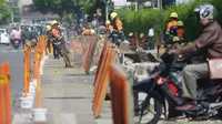 Pekerja membongkar trotoar lama di Jalan Cikini Raya, Taman Ismail Marzuki (TIM), Jakarta, Selasa (18/6/2019). Revitalisasi trotoar TIM hingga Jalan Diponegoro sepanjang 10 kilometer mulai dikerjakan. (merdeka.com/Imam Buhori)