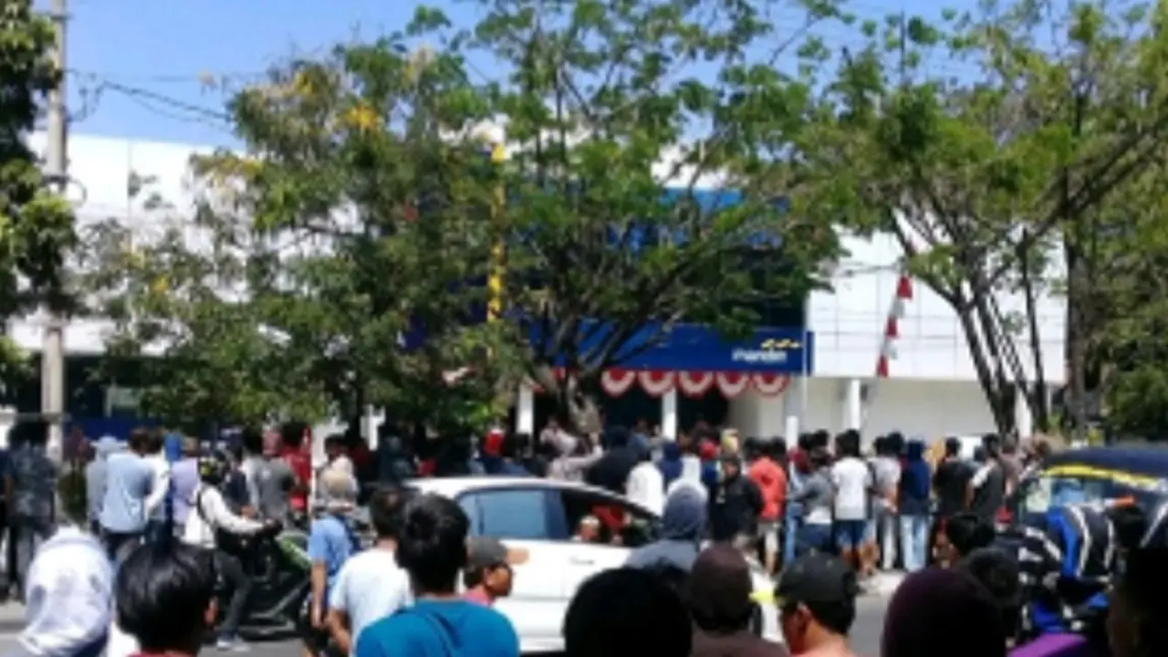 Nasabah Bank Mandiri demo menuntut uangnya yang raib (Liputan6.com/ Eka Hakim)