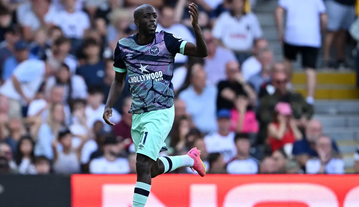 Sayap kiri Republik Demokratik Kongo yang membela Brentford, Yoane Wissa sukses mencetak satu gol saat timnya kalah 2-4 dari tuan rumah West Ham United (26/2/2024). Pemain yang didatangkan Brentford dari FC Lorient sejak awal musim 2021/2022 ini total telah bermain dalam 24 laga di semua kompetisi musim ini dengan torehan 5 gol dan 2 assist. (AFP/Justin Tallis)