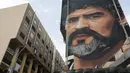 Sebuah karya seni mural bergambar wajah legenda Napoli, Diego Maradona, menghiasi sebuah tembok apartemen di kawasan Bronx dekat markas Napoli, Selasa (28/2/2017). (AFP/Renato Esposito)