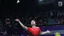 Tunggal putra Indonesia, Anthony Sinisuka Ginting mengembalikan kok ke arah pemain India, Srikanth Nammaiwar Kidambi pada perempat final Bulutangkis Beregu Putra Asian Games 2018 di Jakarta, Senin (20/8). (Liputan6.com/Helmi Fithriansyah)