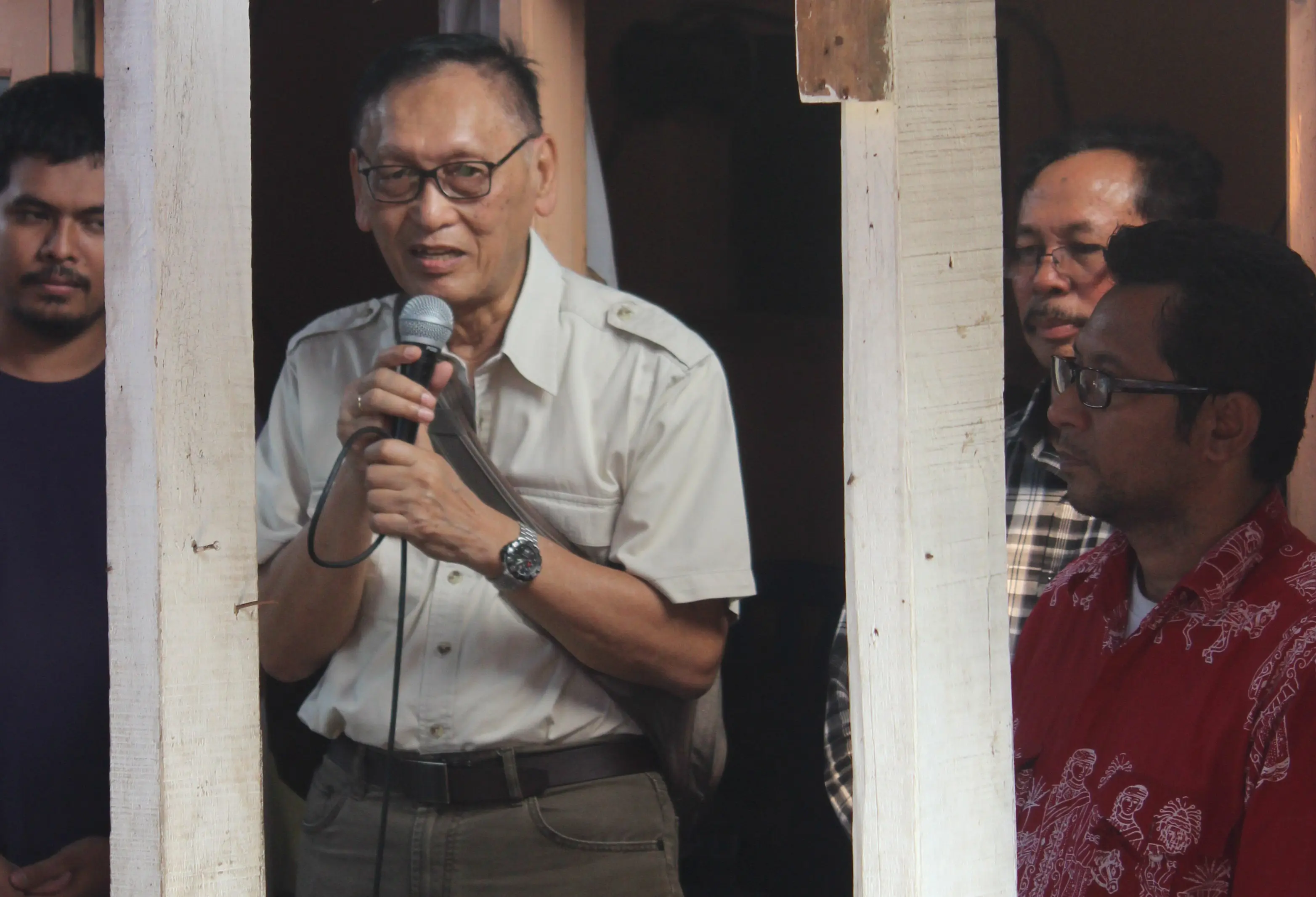 Prof Benny H Hoed ketika berkunjung ke Kampung Tugu, September 2014. (Dok pribadi Febri Taufiqurrahman)