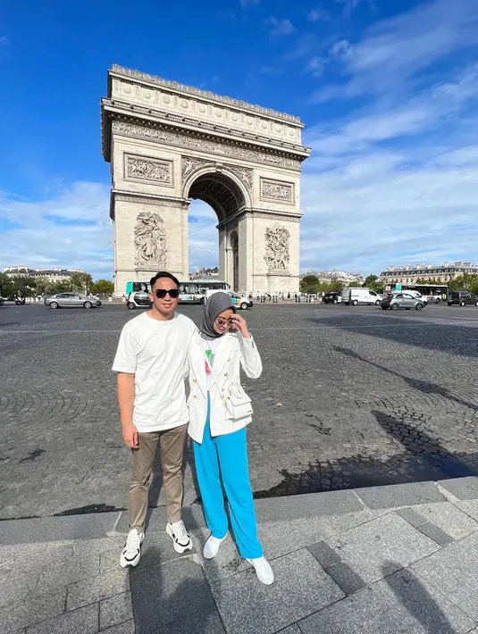 Poppy Bunga mengungkapkan jika liburan ini adalah kali pertama setelah 2 tahun tidak pergi ke luar negeri. Selama 2 minggu di sana, ia dan suami sangat merasa bahagia. Poppy juga menuturkan bahwa gara-gara liburan tersebut, sang suami sudah merencanakan liburan lagi di tahun berikutnya. (Liputan6.com/IG/@poppybungariphat)