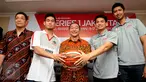 Komisioner IBL, Hasan Gozali (tengah) berpose bersama pemain dan pelatih yang akan berlaga di Indonesia Basketball League musim 2015-2016, Jakarta, Jumat (8/1/2016). Seri 1 IBL akan berlangsung pada 9-17 Januari 2016. (Liputan6.com/Helmi Fithriansyah) 